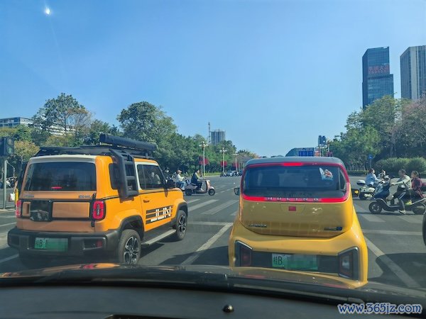 柳州街头随处可见的微型电动车 摄影：肖逸思